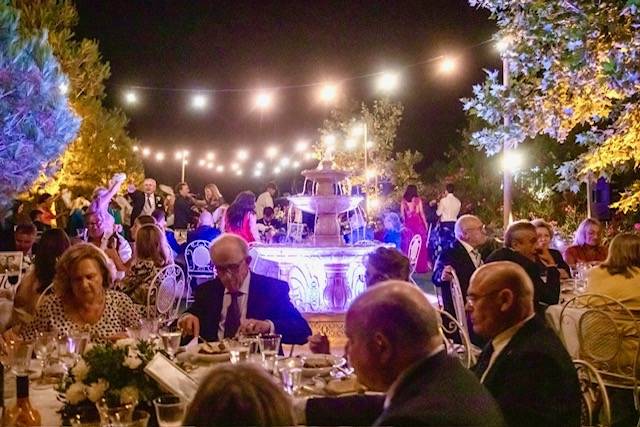La Esperanza Granada – Luxury Wedding Venue in Spain Elegant outdoor wedding dinner at the hacienda La Esperanza Granada, the best luxury wedding venue in Spain, with a lit Andalusian fountain, fairy lights, and guests dining under the stars.