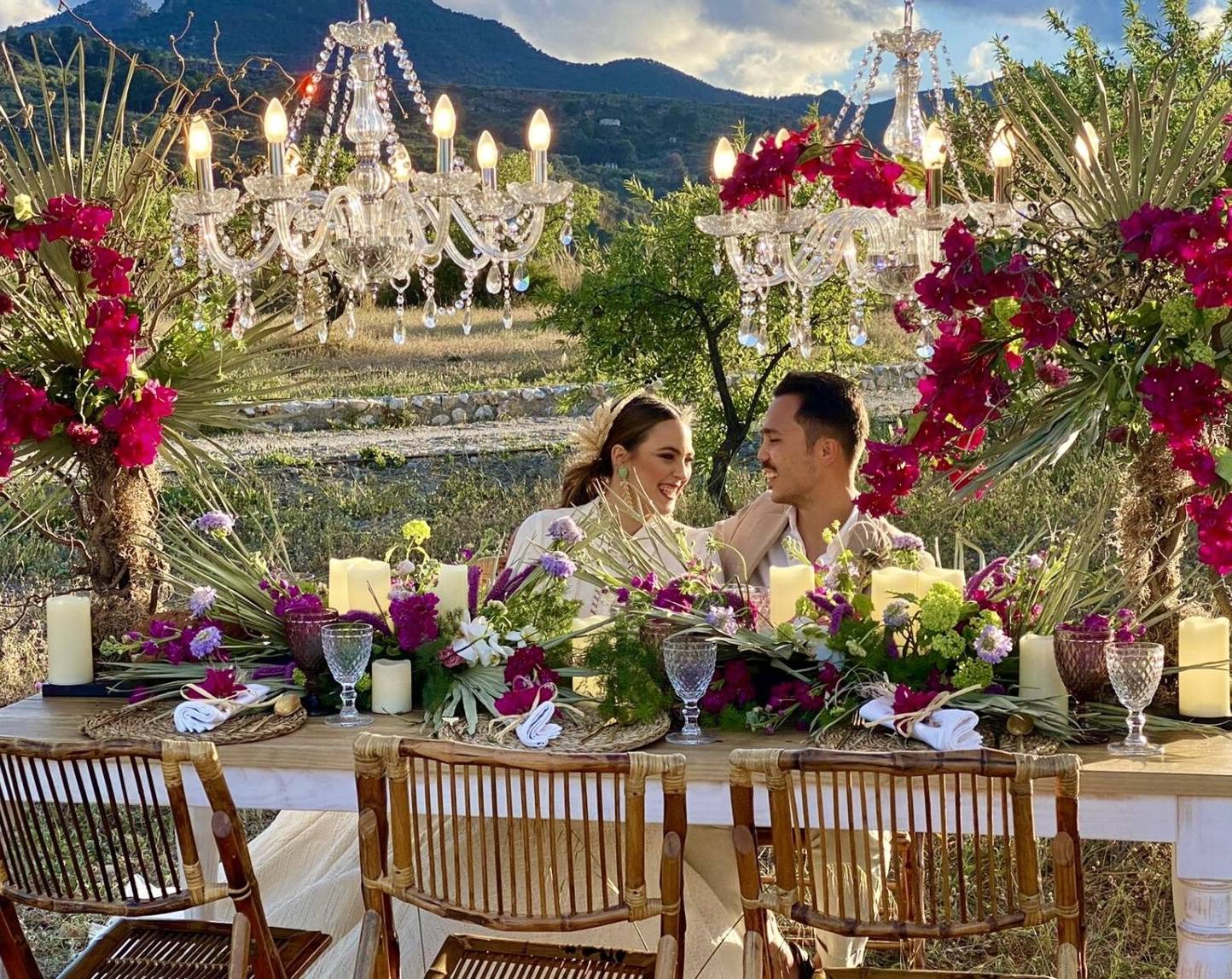 La Esperanza Granada – Best Luxury Wedding Venue in Andalusia, Spain A romantic wedding dinner setup at La Esperanza Granada, the best luxury wedding venue in Andalusia Spain, featuring crystal chandeliers, floral arrangements, and mountain views.