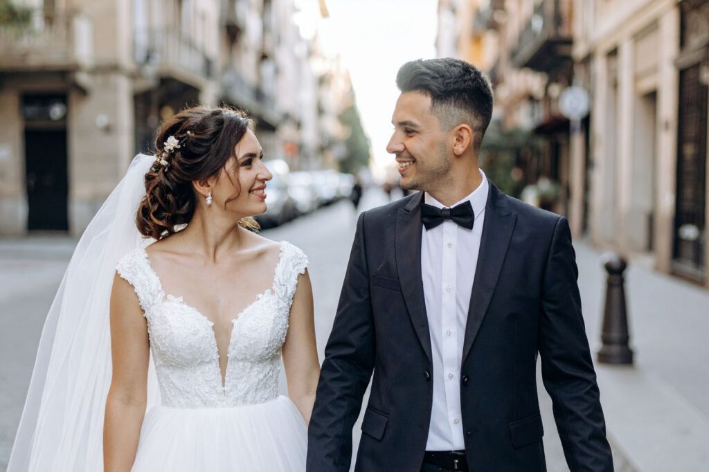 Bride and groom getting married in Granada and then celebrating at La Esperanza Granada
